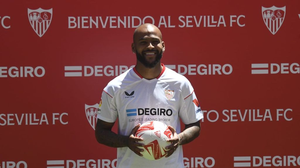 Marcao posa con la camiseta del Sevilla en el césped del Sánchez Pizjuán el día de su presentación