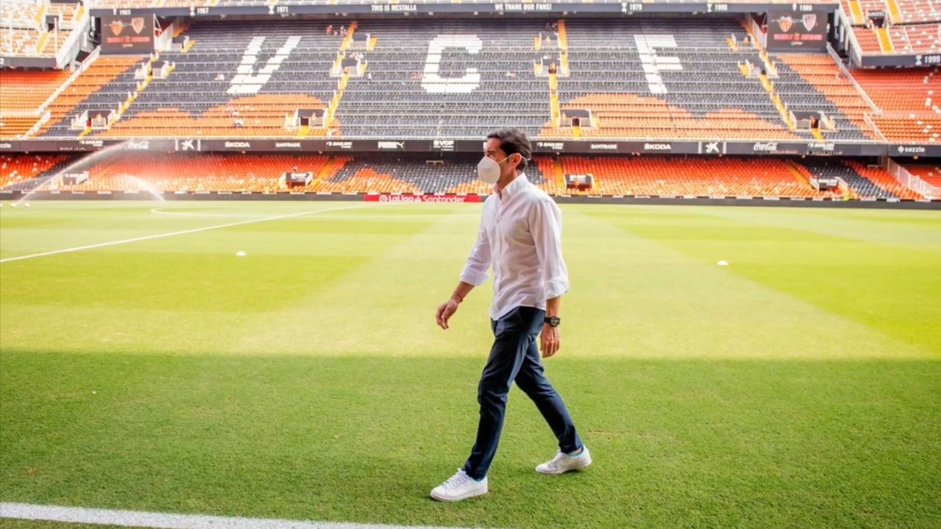 marcelino_aclamado_en_su_vuelta_a_mestalla_001.jpg