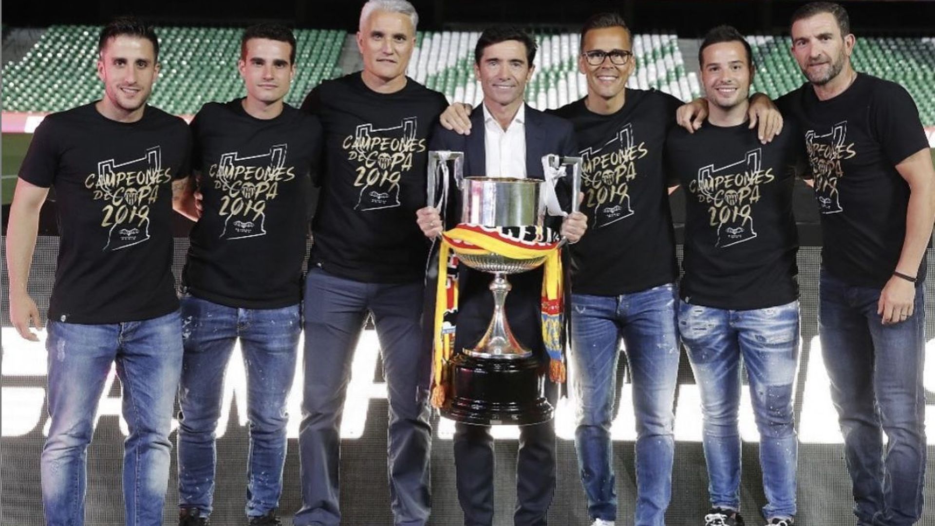 marcelino_celebra_la_copa_del_rey_junto_a_su_cuerpo_tecnico.png marcelino_celebra_la_copa_del_rey_junto_a_su_cuerpo_tecnico.png