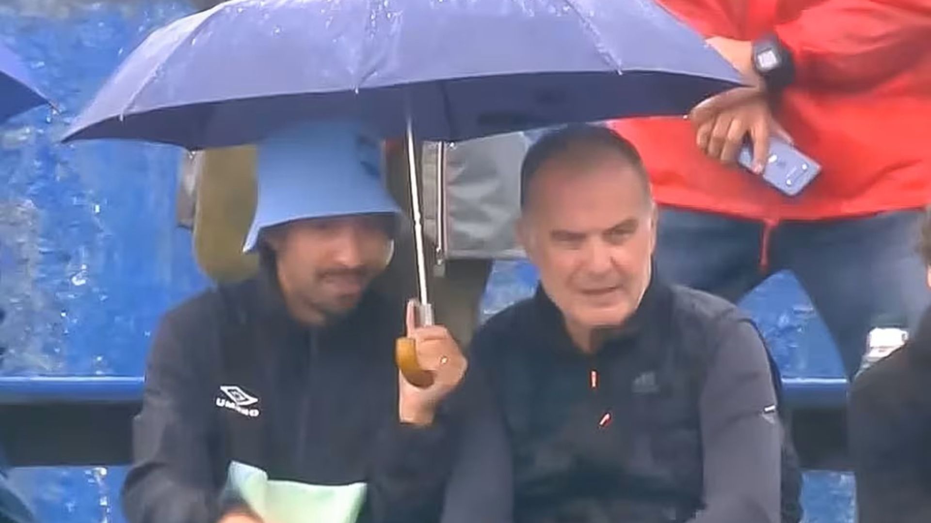 marcelo_bielsa_el_mas_querido_por_sus_aficionados_un_hincha_le_tapa_con_un_paraguas_pa.jpg marcelo_bielsa_el_mas_querido_por_sus_aficionados_un_hincha_le_tapa_con_un_paraguas_pa.jpg