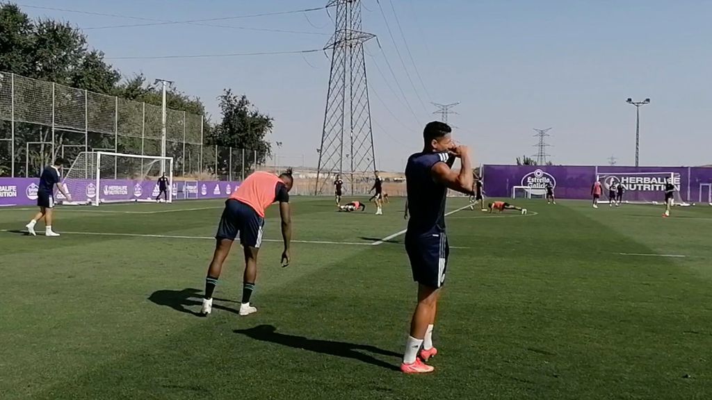 Risas y normalidad en el regreso de Marcos André a los entrenamientos