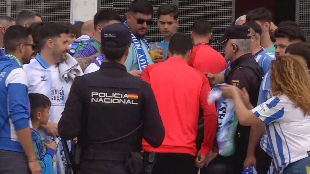 Los jugadores del Algeciras, entrando al estadio por medio de la marea de aficionados del Málaga