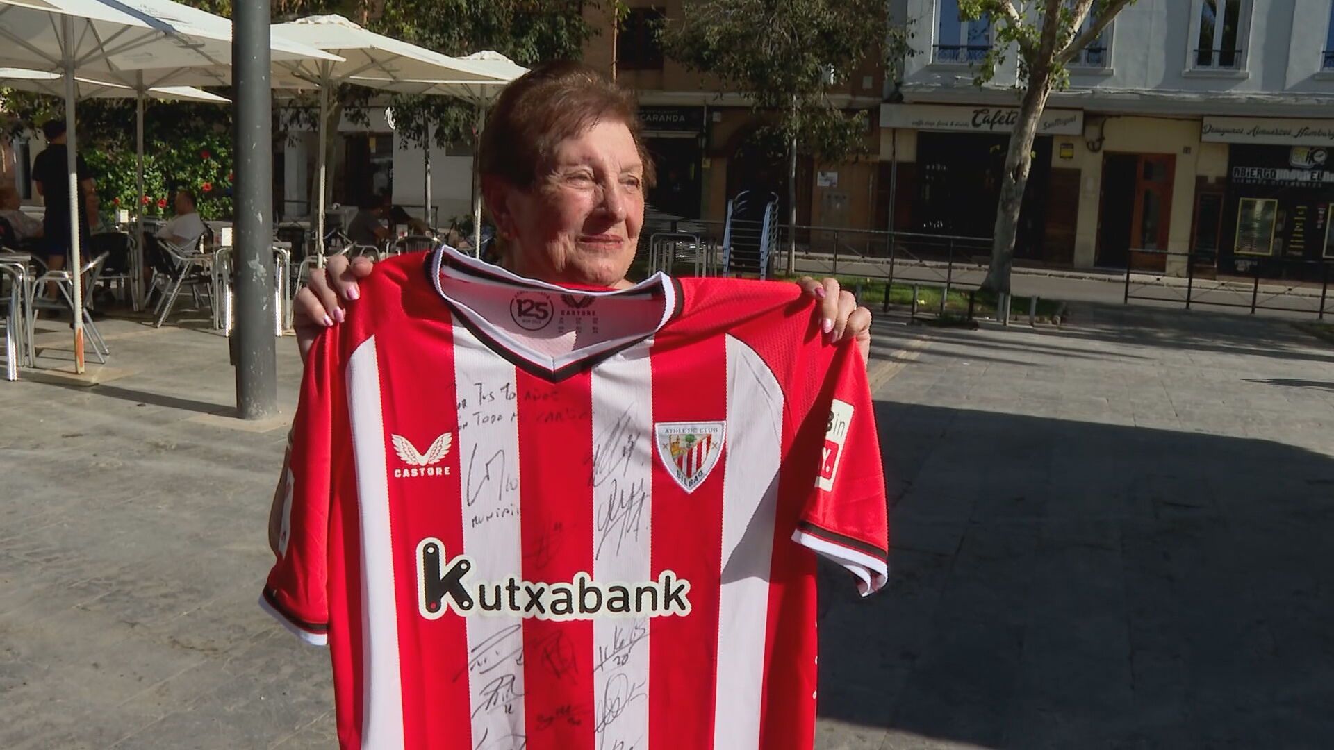 margarita_posando_con_la_camiseta_del_athletic_firmada_por_todos_los_jugadores.jpeg
