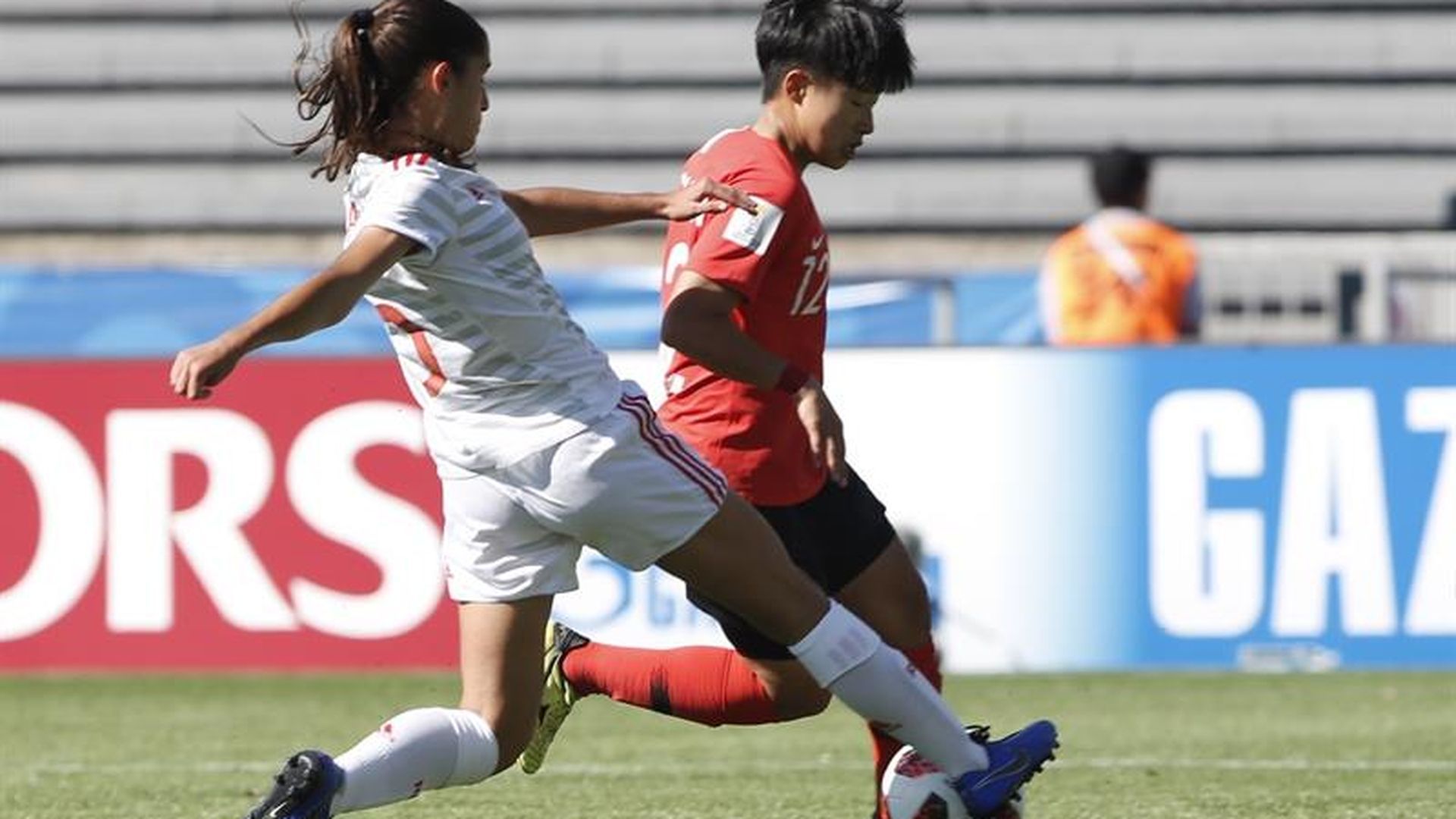 maria_mendez_lucha_un_balon_ante_la_jugadora_coreana_en_el_primer_partido_del_mundial_.jpg