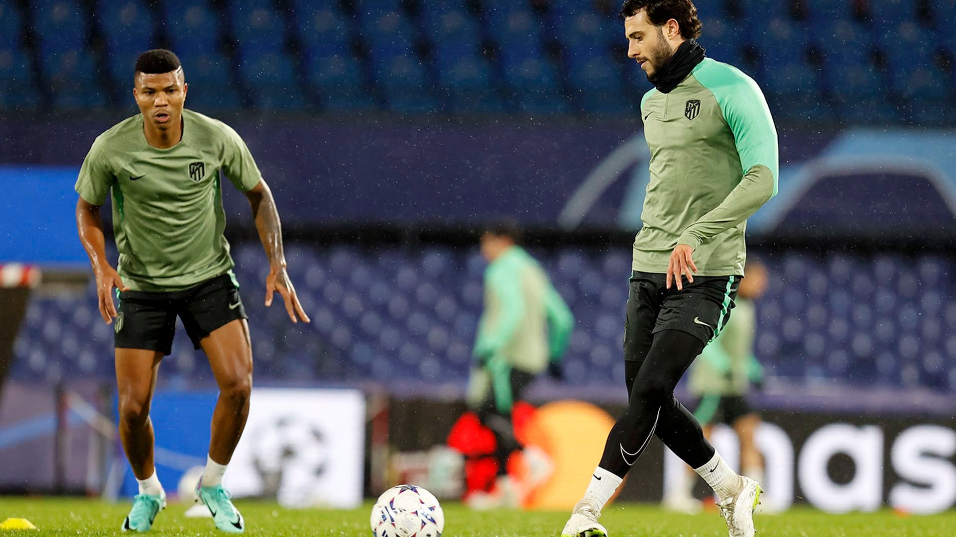 mario_hermoso_y_reinildo_en_la_sesion_del_atletico_en_rotterdam_foto_atm_001.jpg mario_hermoso_y_reinildo_en_la_sesion_del_atletico_en_rotterdam_foto_atm_001.jpg