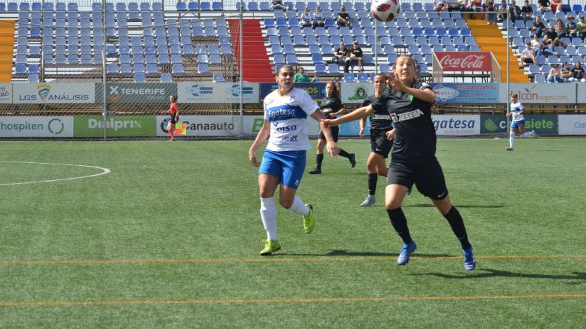 marta_cazalla_lucha_por_un_balon_frente_al_granadilla_.JPG marta_cazalla_lucha_por_un_balon_frente_al_granadilla_.JPG