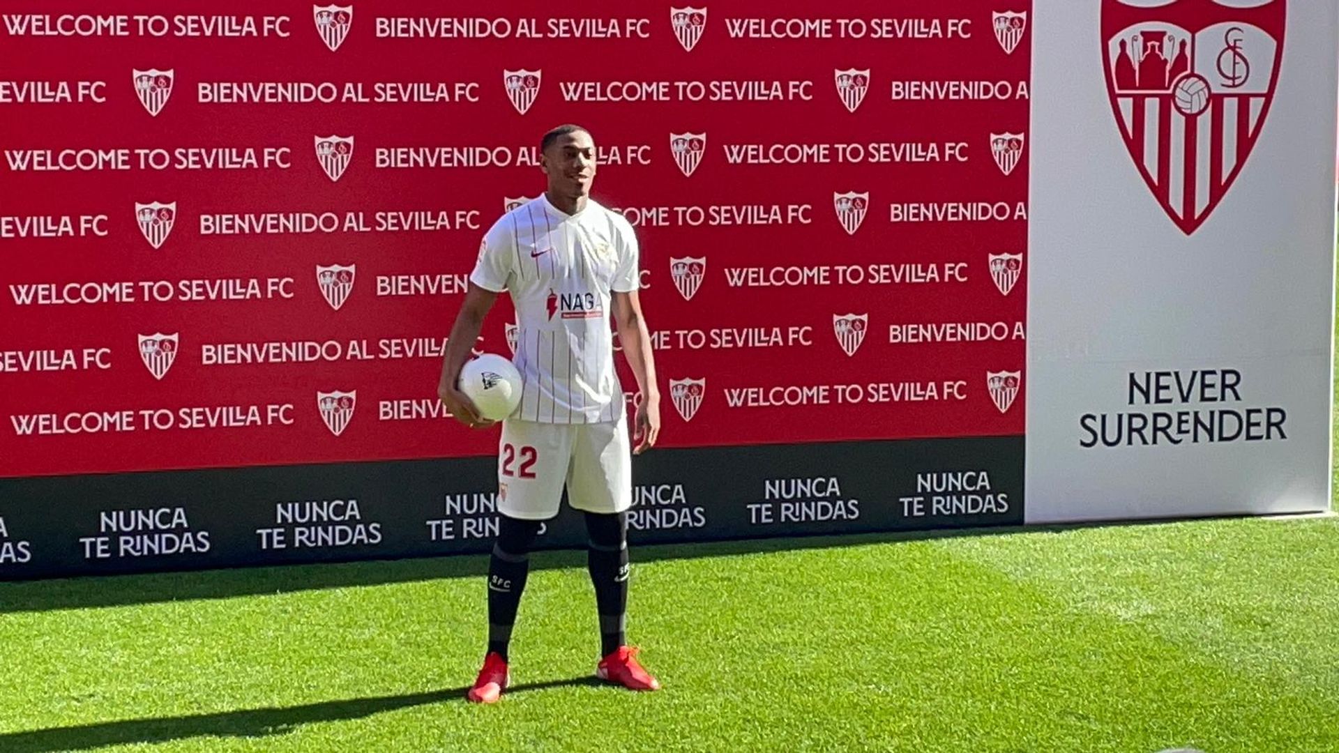 martial_posa_con_la_camiseta_del_sevilla_en_su_presentacion.jpeg martial_posa_con_la_camiseta_del_sevilla_en_su_presentacion.jpeg