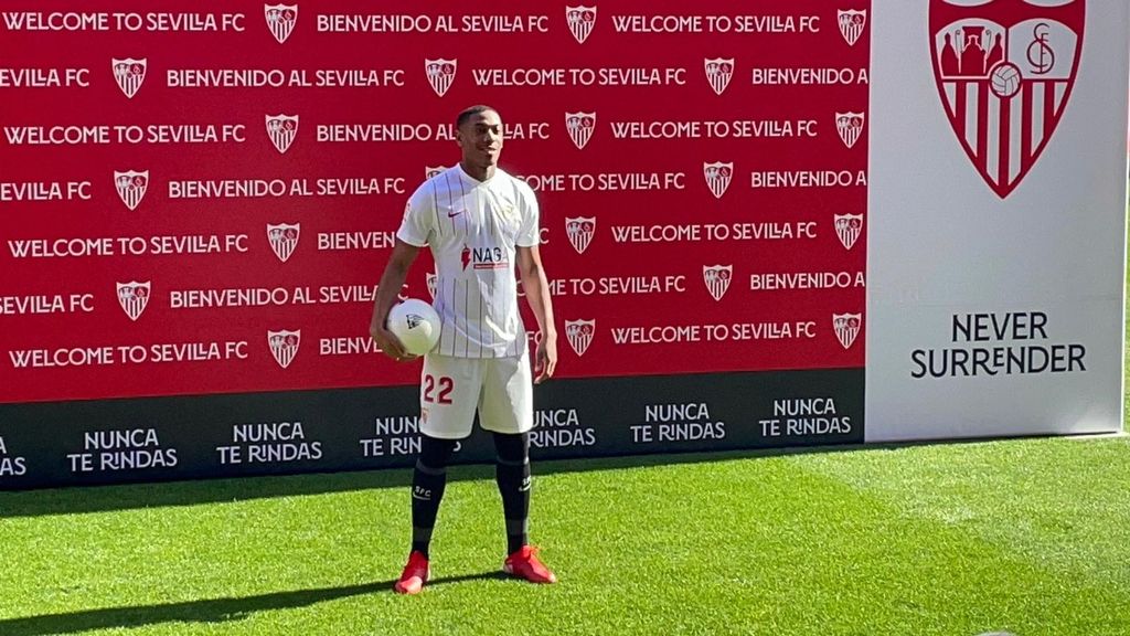 Presentación de Martial: El futbolista francés posa con la camiseta del Sevilla sobre el césped del Sánchez Pizjuán