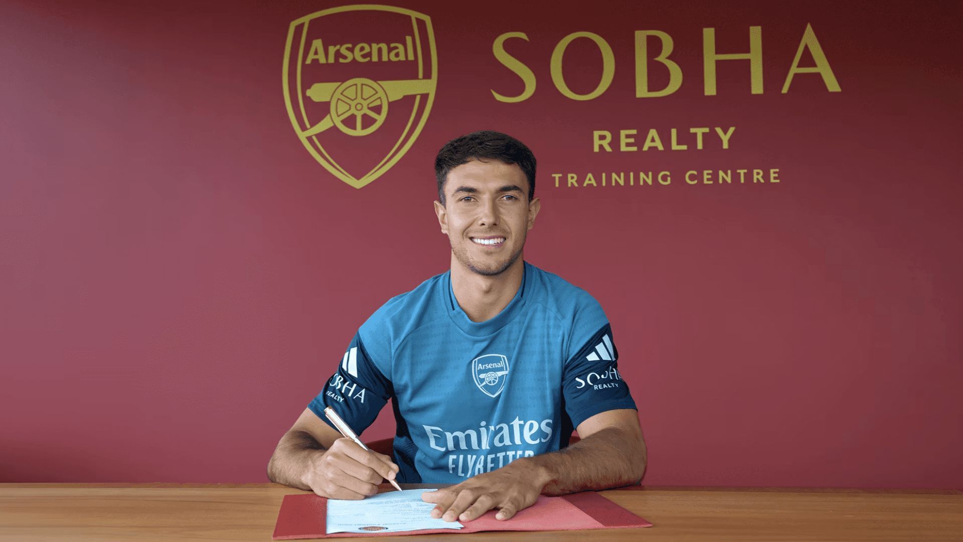 martin_zubimendi_firma_como_jugador_del_arsenal_foto_afc.png