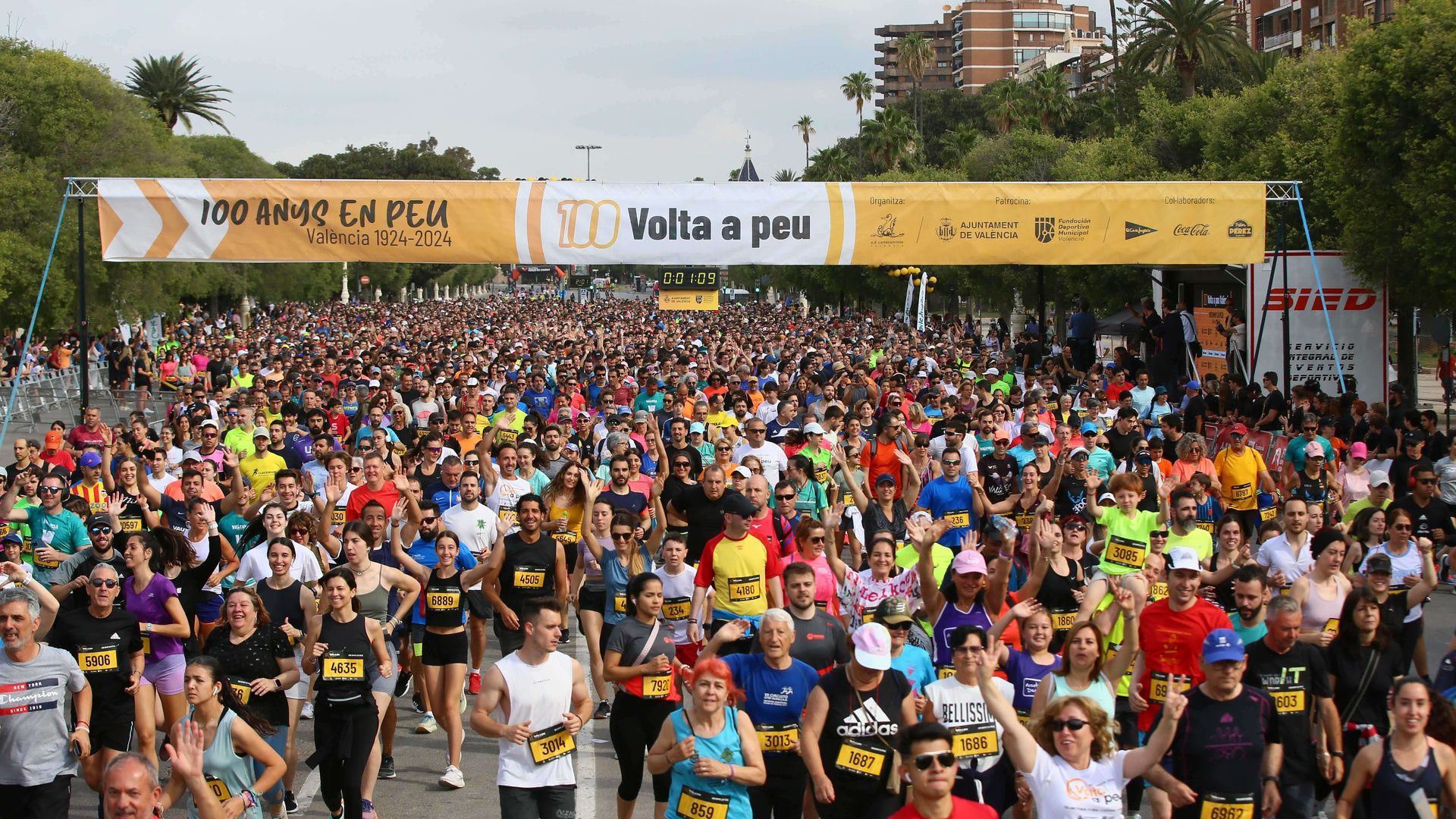 mas_de_7500_personas_celebran_el_centenario_de_la_volta_a_peu_valencia_004.jpg mas_de_7500_personas_celebran_el_centenario_de_la_volta_a_peu_valencia_004.jpg
