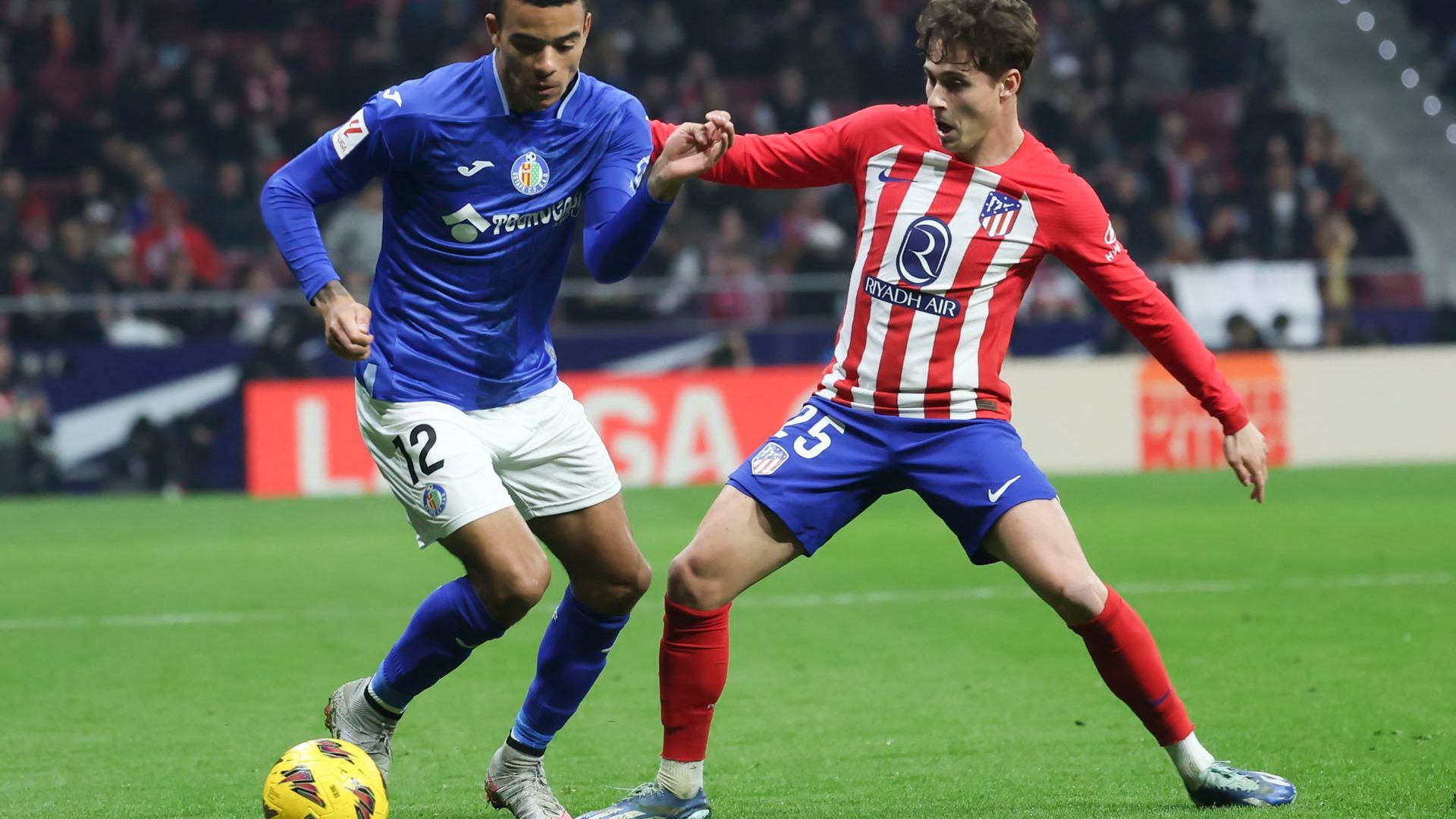 mason_greenwood_pelea_un_balon_con_rodrigo_riquelme_en_el_atletico_getafe_foto_atm_001.jpg