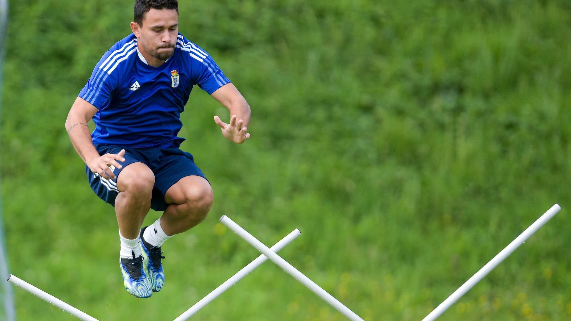 matheus_aias_entrenando_en_el_requexon_foto_real_oviedo.jpg