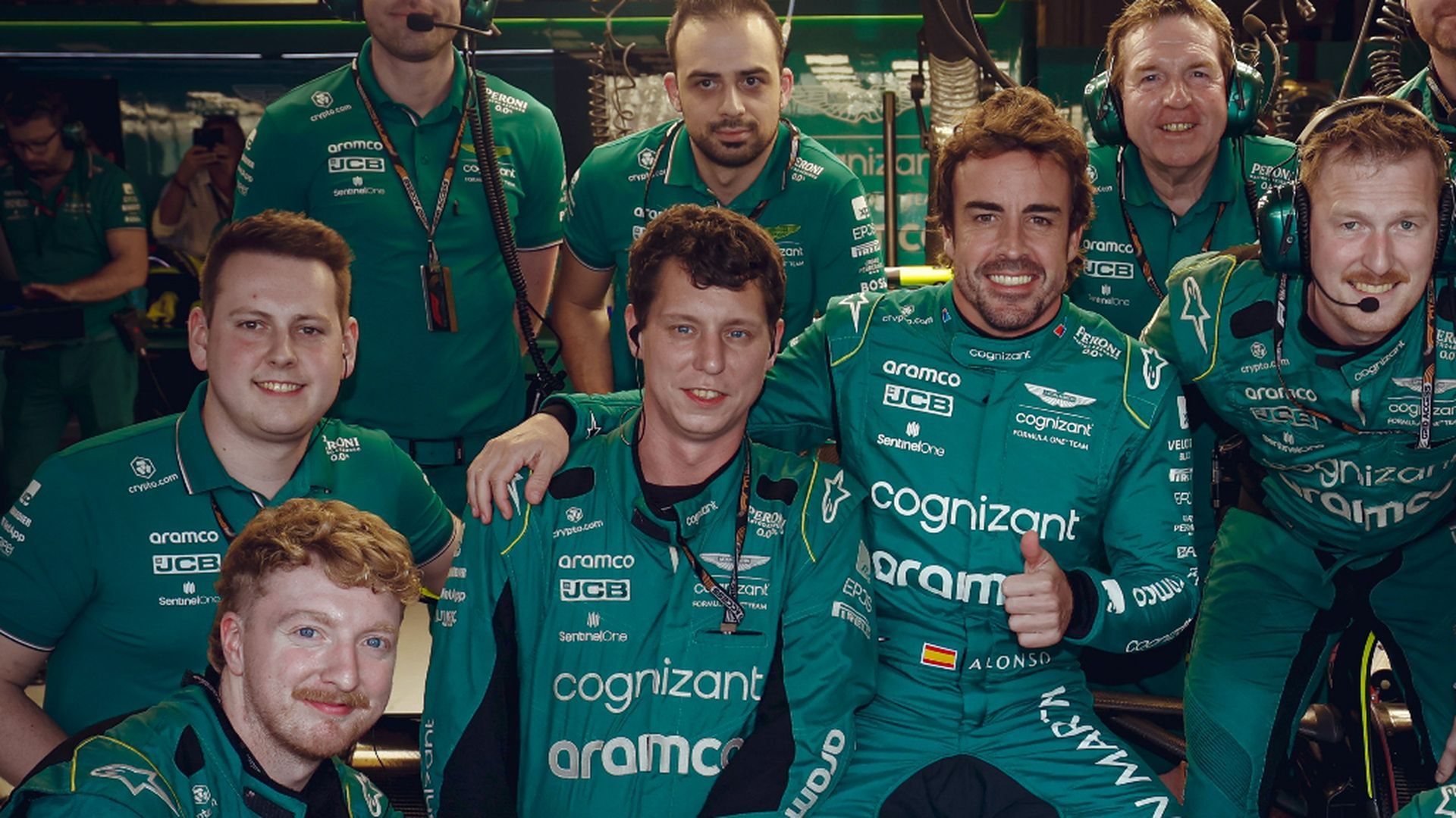 matt_wattson_fernando_alonso_y_el_resto_de_mecanicos_de_aston_martin_x.jpg matt_wattson_fernando_alonso_y_el_resto_de_mecanicos_de_aston_martin_x.jpg