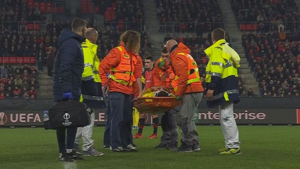 Matteo Gabbia se retiró en camilla tras un fuerte golpe en la cabeza