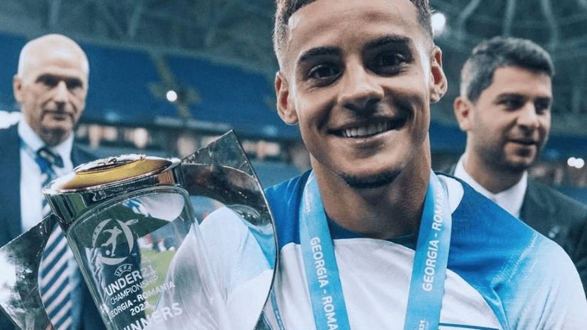 max_aarons_con_la_camiseta_de_inglaterra_campeon_de_europa_sub_21_002.png max_aarons_con_la_camiseta_de_inglaterra_campeon_de_europa_sub_21_002.png