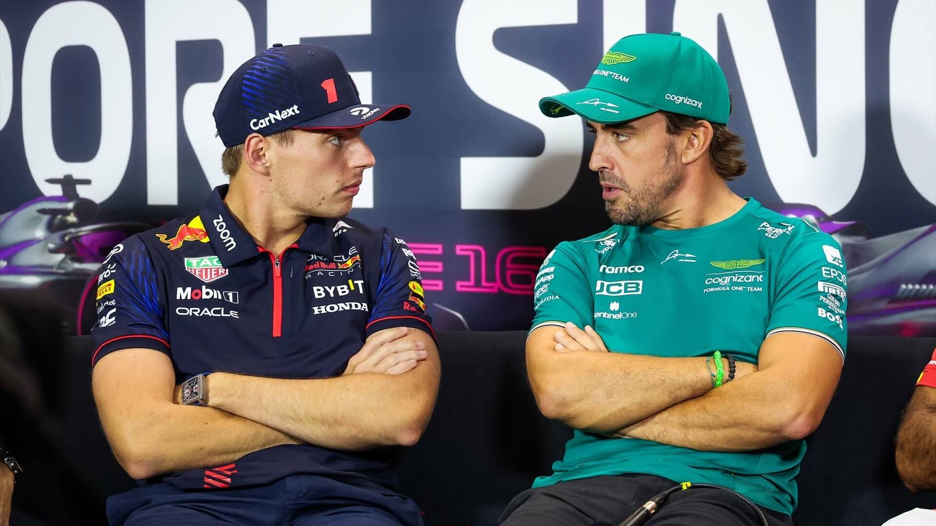 max_verstappen_y_fernando_alonso_conversan_en_sala_de_prensa_europa_press.jpg