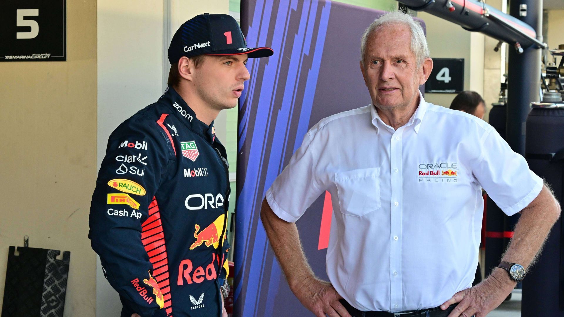 max_verstappen_y_helmut_marko_charlando_durante_la_disputa_de_un_gran_premio.jpg