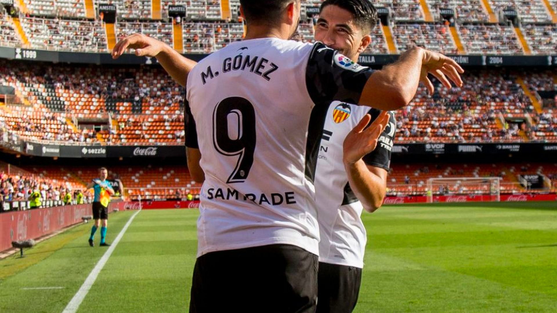 maxi_gomez_abrazado_por_carlos_soler_001.png