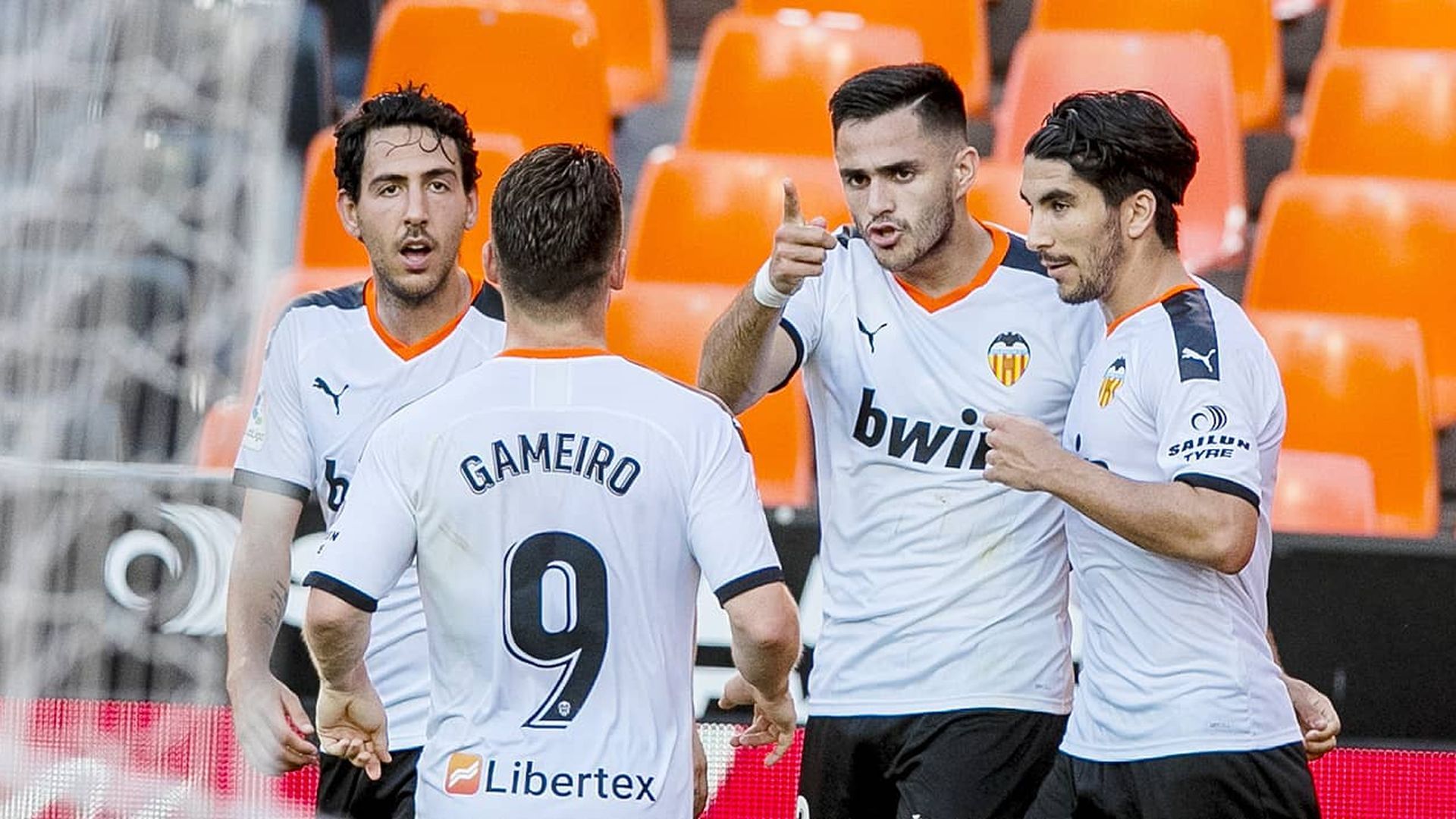 maxi_gomez_celebra_el_1_0_ante_el_valladolid_foto_valencia_cf.jpeg
