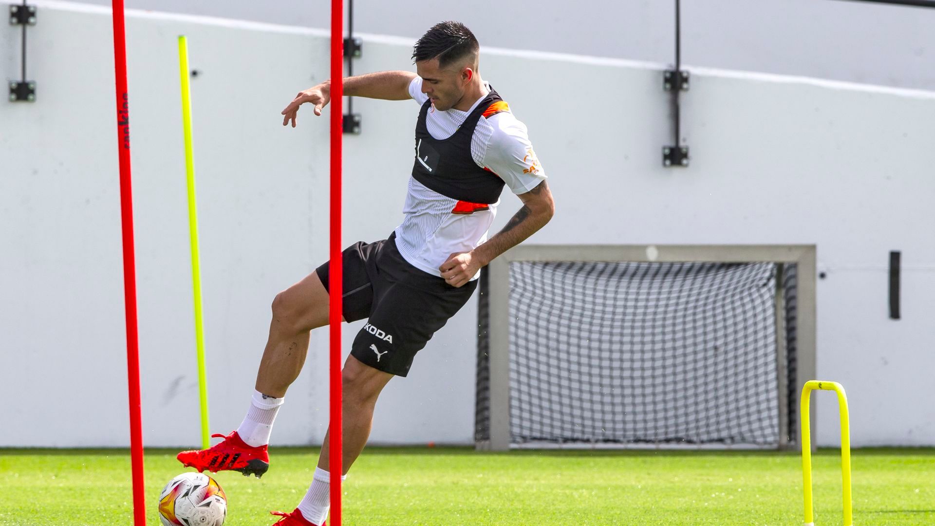 maxi_gomez_foto_valencia_cf_001.jpg