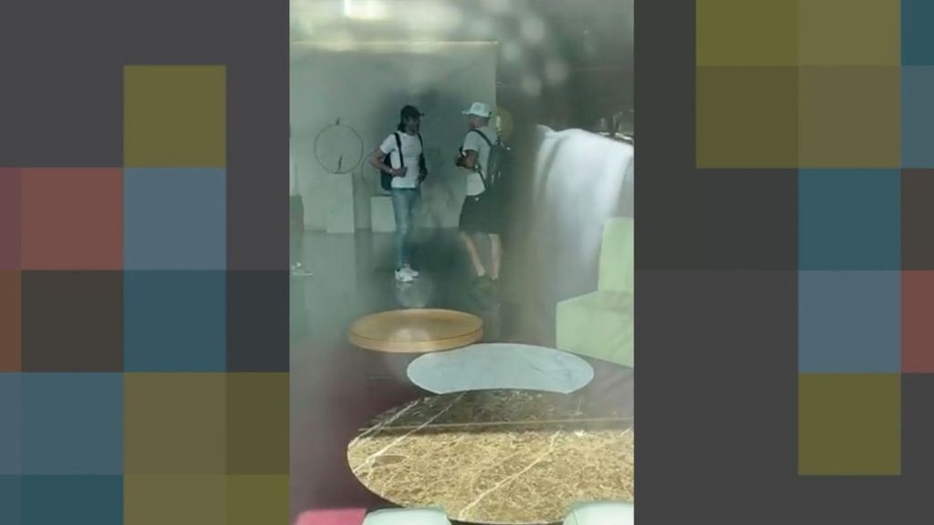 Maxi Gómez recibe a Cavani en el hotel