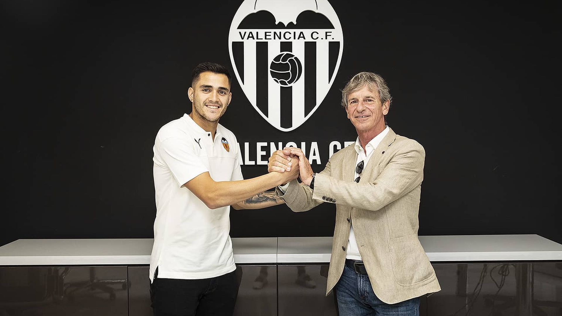 maxi_gomez_saluda_a_bossio_foto_valencia_cf.jpeg