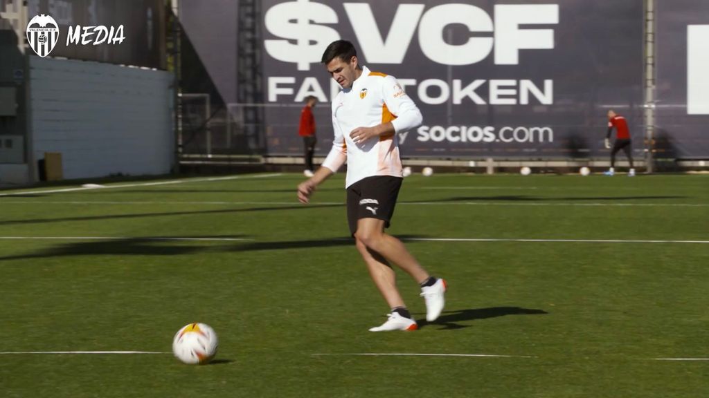 Entrenamiento del Valencia: Maxi Gómez ya toca balón