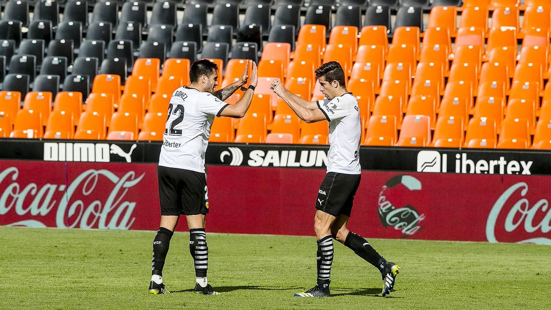 maxi_gomez_y_gabriel_paulista_se_abrazan_tras_el_1_2_foto_valencia_cf_001.jpeg