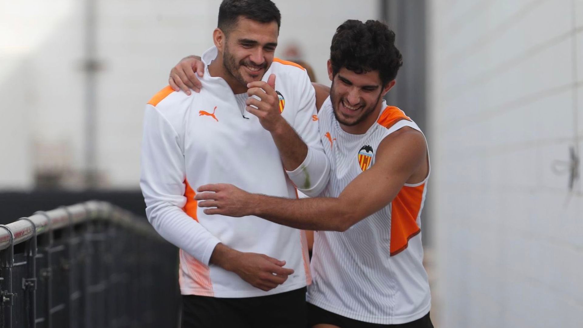 maxi_gomez_y_guedes_sonrien_foto_valencia_cf_001.png