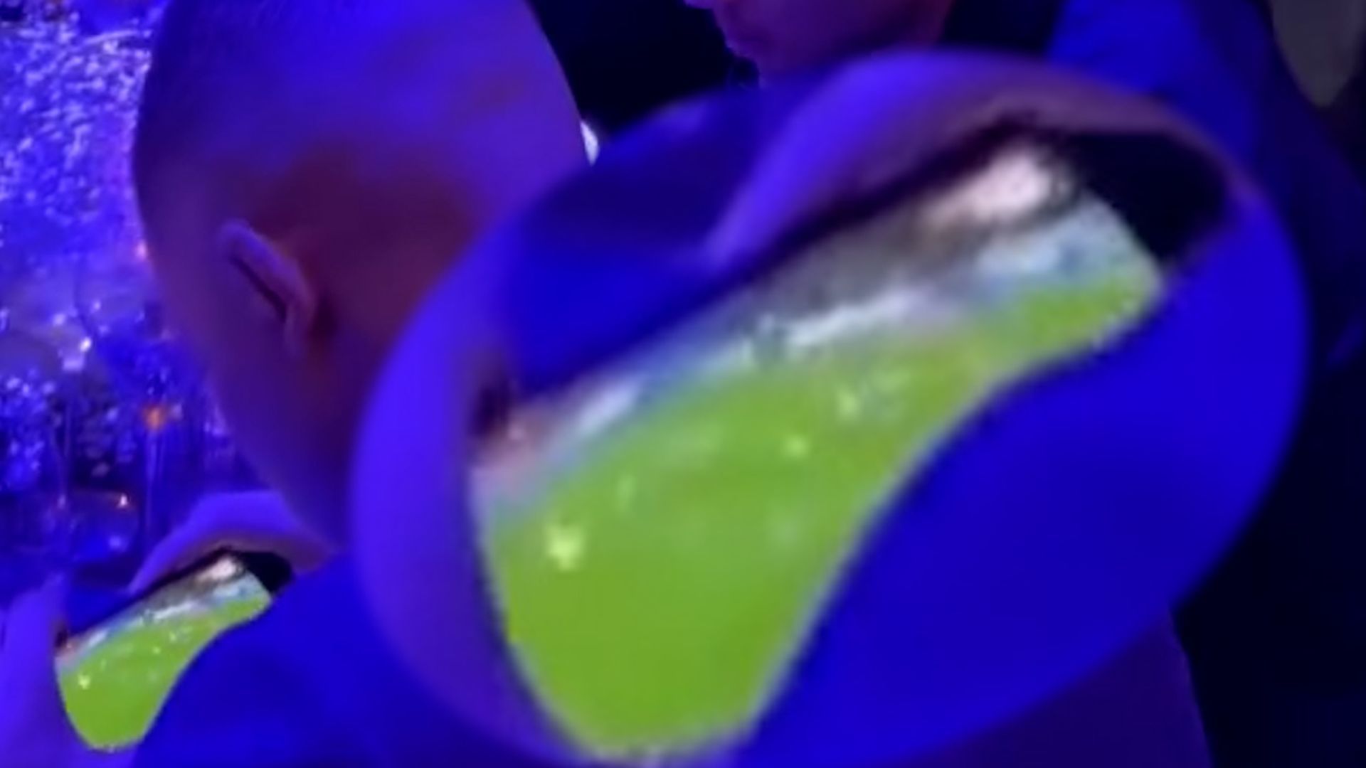 (Mediaset) Mbappé, 'cazado' en plena gala del PSG: saca el móvil y se pone a ver el partido del Real Madrid-Atleti