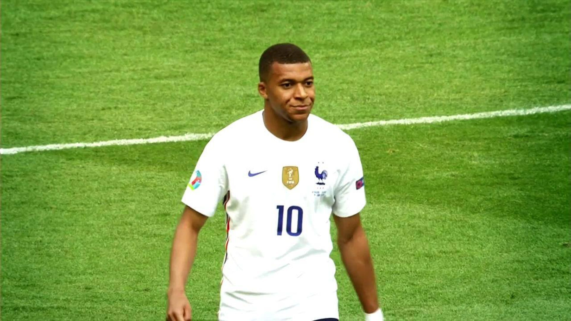mbappe_con_la_camiseta_de_la_seleccion_de_francia.jpg