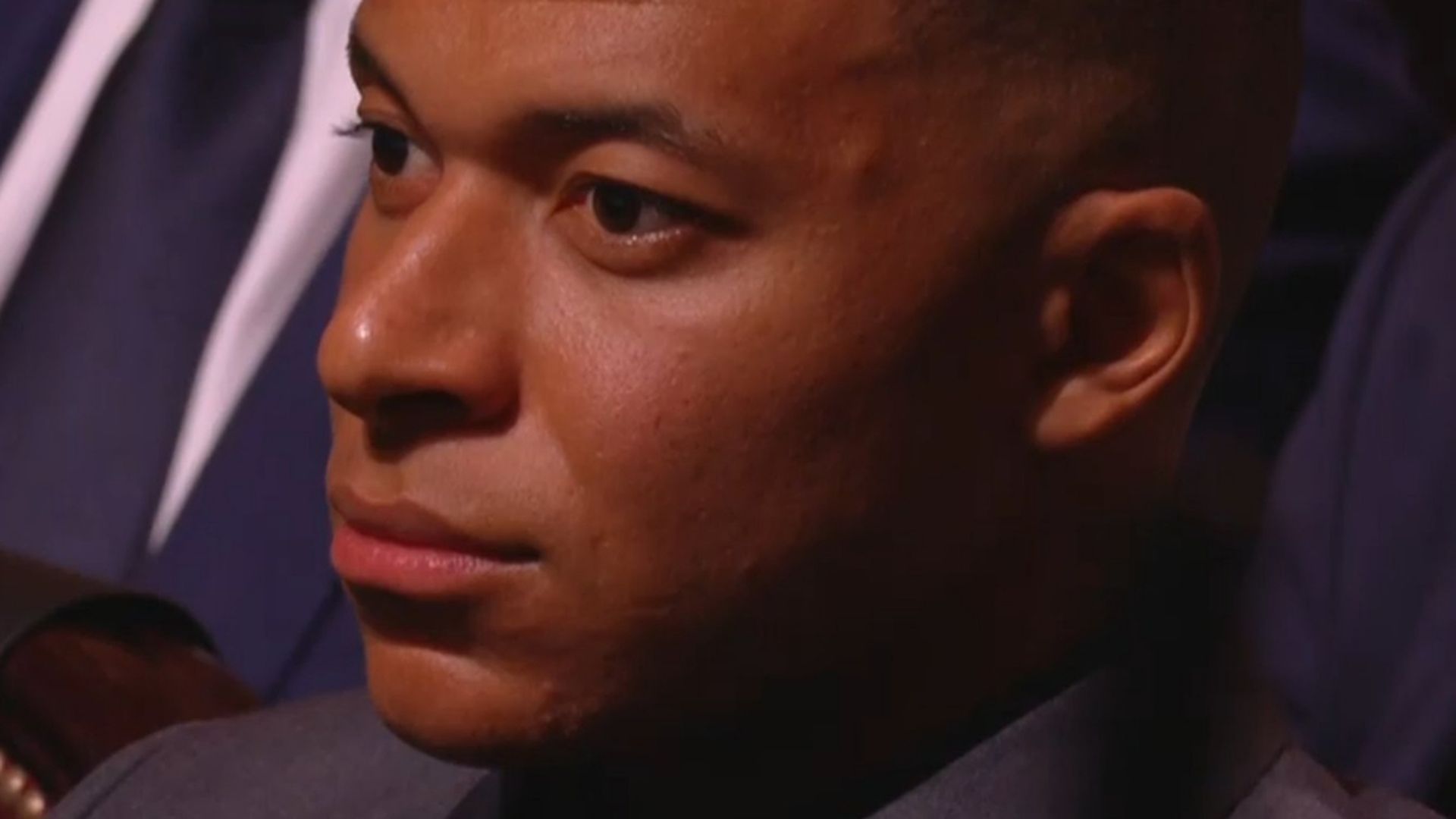 mbappe_con_mirada_perdida_en_la_gala_del_balon_de_oro.jpg mbappe_con_mirada_perdida_en_la_gala_del_balon_de_oro.jpg