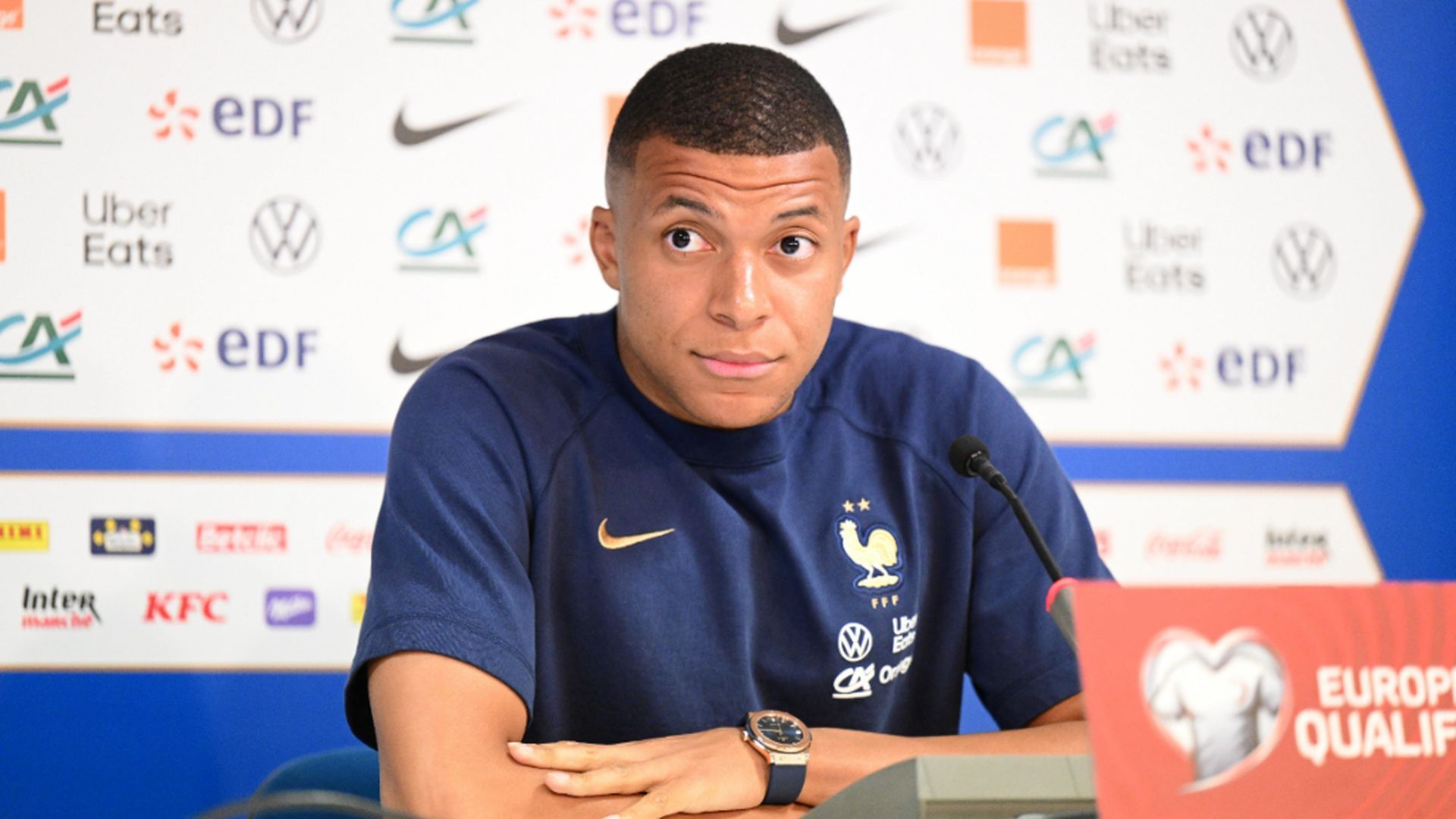 mbappe_en_una_rueda_de_prensa_con_francia.jpg