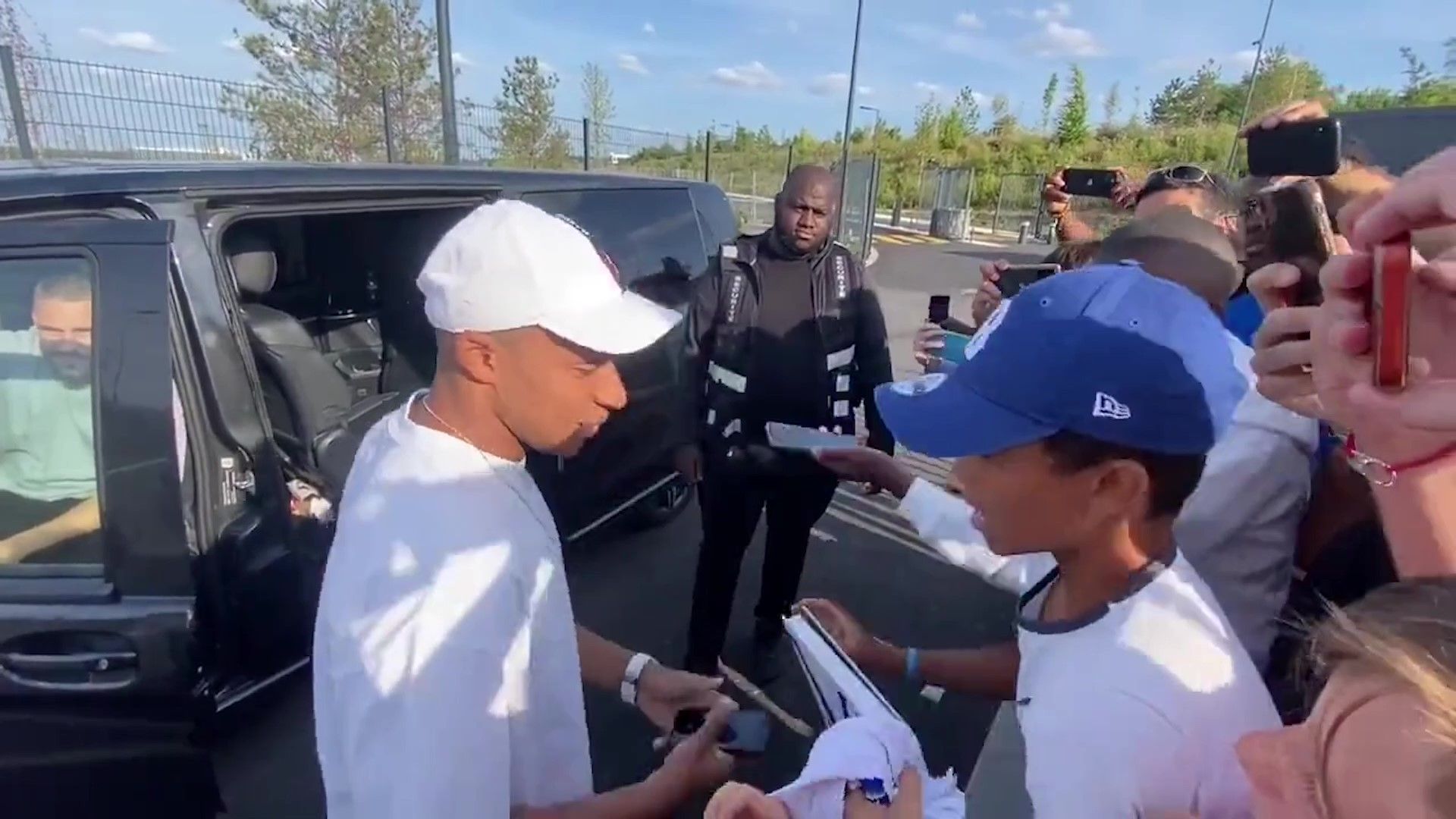 mbappe_firma_autografos_a_la_salida_del_entrenamiento_en_paris_001.jpg mbappe_firma_autografos_a_la_salida_del_entrenamiento_en_paris_001.jpg