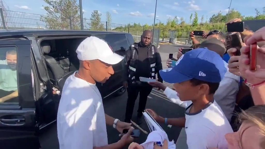 Mbappé se para a firmar autógrafos y hacerse fotografías con los aficionados en París