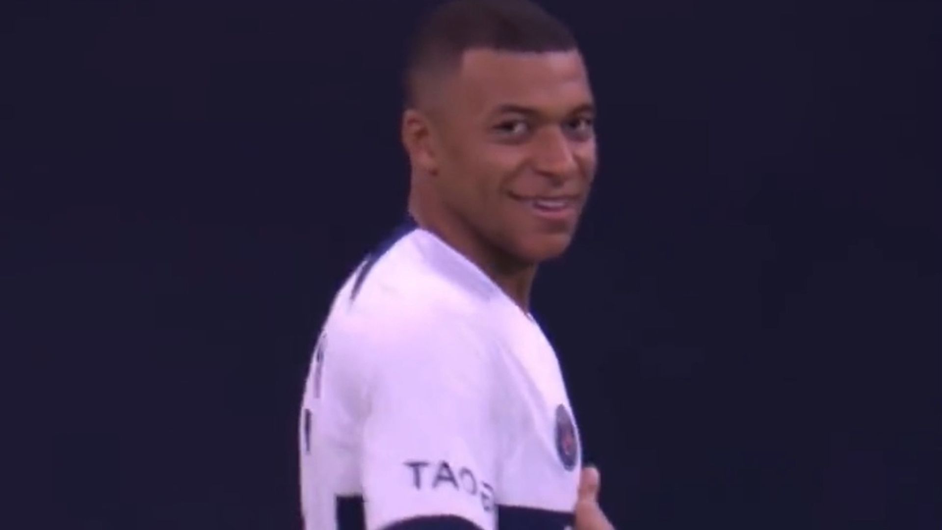mbappe_reacciona_al_gesto_de_los_aficionados_del_milan.jpg