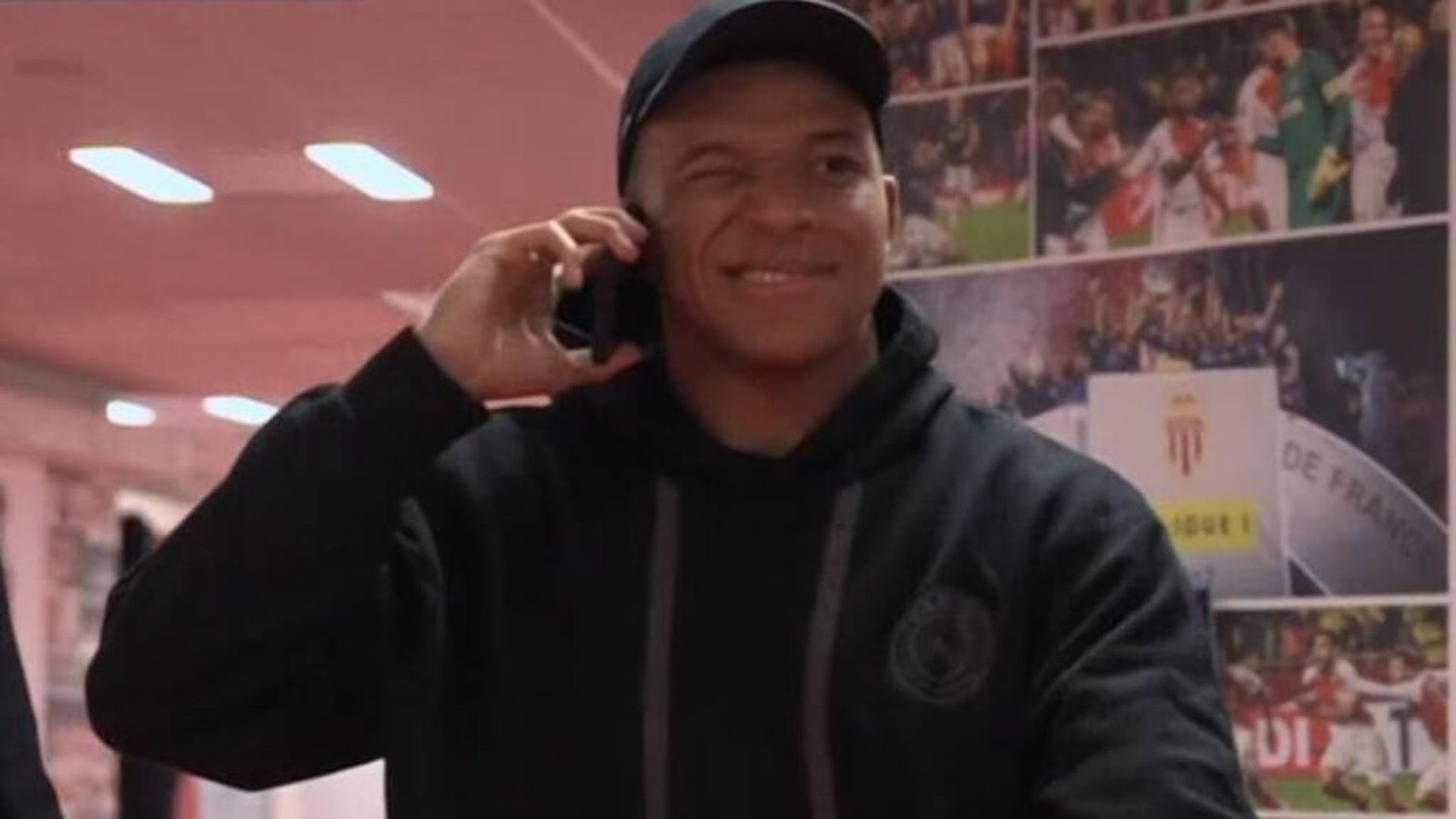 mbappe_un_problema_para_luis_enrique_cambio_en_el_descanso_firma_autografos_y_sube_a_l.jpg mbappe_un_problema_para_luis_enrique_cambio_en_el_descanso_firma_autografos_y_sube_a_l.jpg