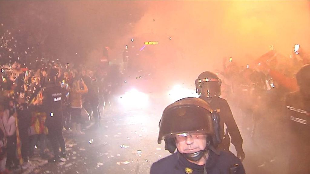 (Mediaset) Antes de entrar a Mestalla, ovación a la afición: los jugadores del Valencia unidos para agradecer el calor de los hinchas