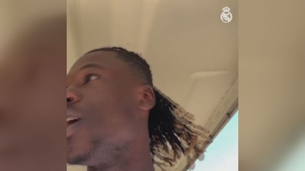 (mediaset) Camavinga graba de espaldas el paseo en buggy de camino al entrenamiento y Valverde le trolea: “Ay, chocamos”