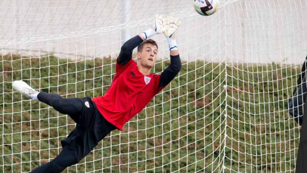 (Mediaset) Con Unai y Agirrezabala lesionados, la afición se acuerda de Iago Herrerín que se encuentra sin equipo: "Espérate, que todavía vuelve"