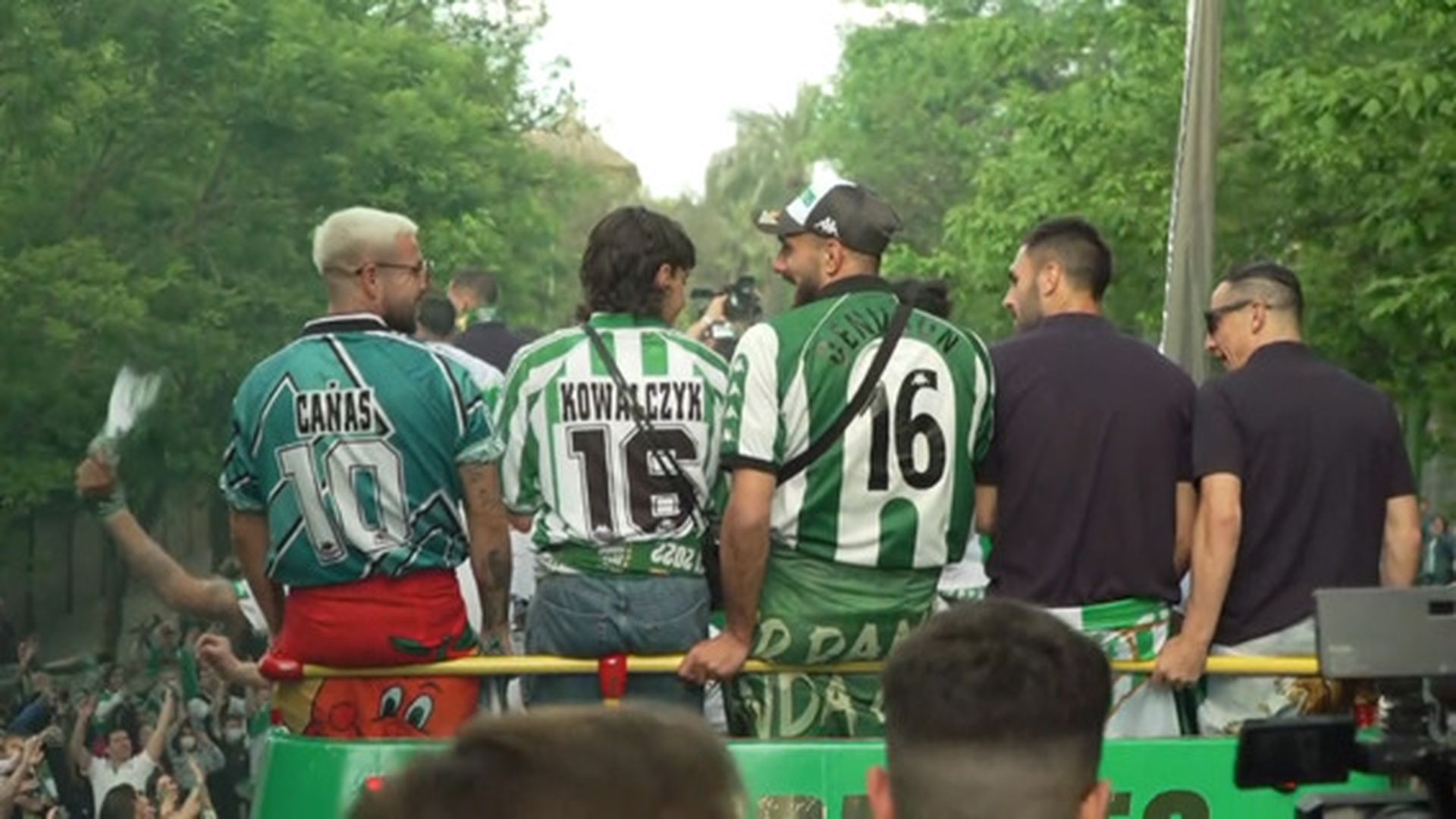 mediaset_denilson_canas_o_kowalczyk_los_jugadores_llevan_camisetas_de_historicos_del_b_001.jpg