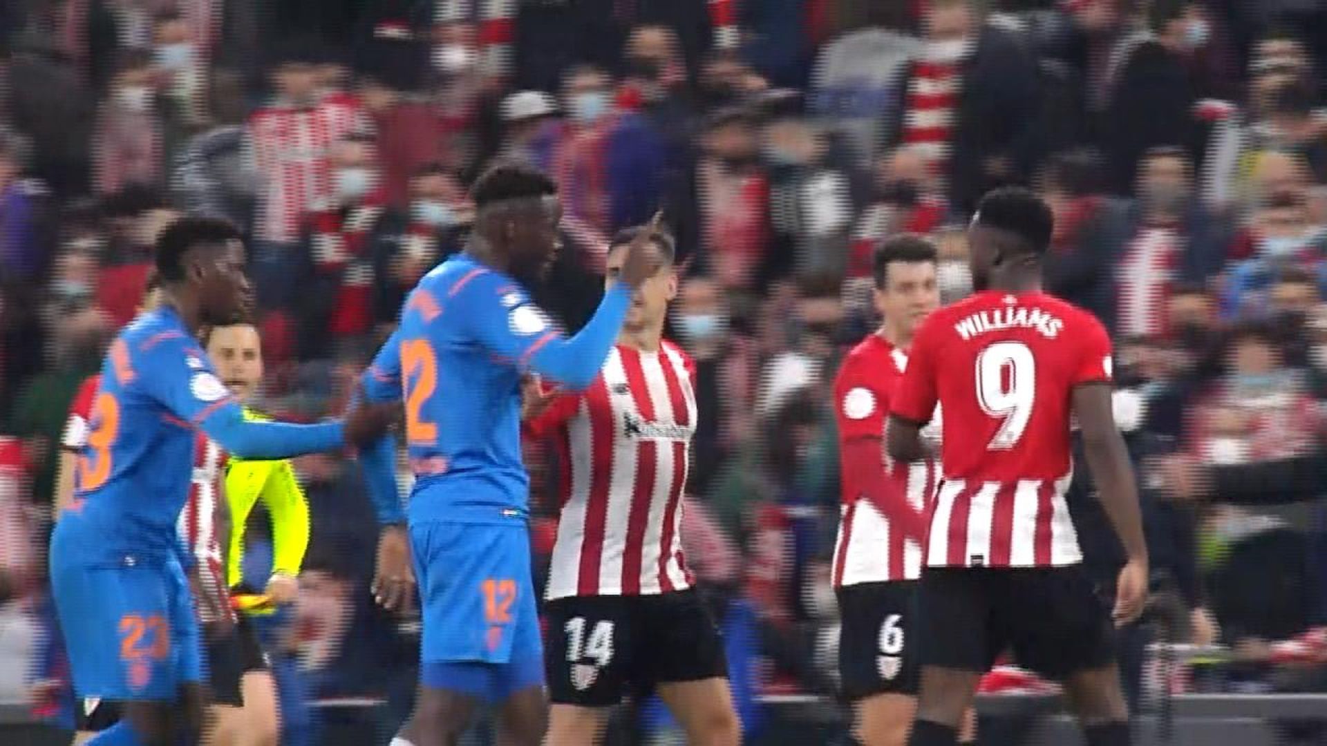 mediaset_diakhaby_empuja_a_raul_garcia_y_maxi_gomez_acaba_expulsado_en_el_tunel_asi_fu_001.jpg
