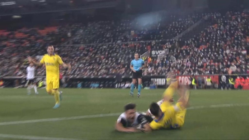 (Mediaset) El polémico penalti no pitado al Valencia