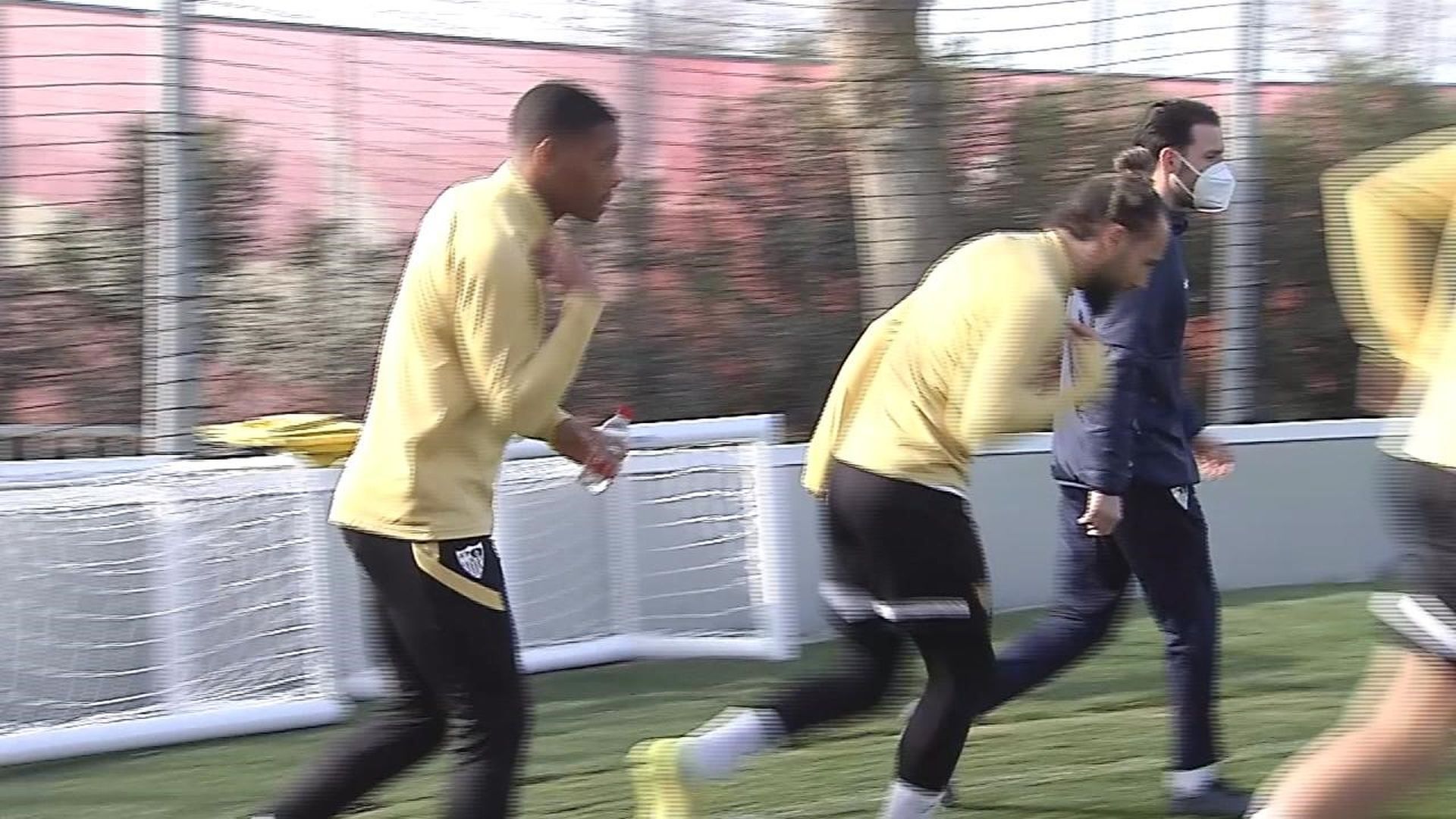 mediaset_el_primer_gesto_de_martial_en_el_entreno_del_sevilla_es_religioso_se_santigua_001.jpg mediaset_el_primer_gesto_de_martial_en_el_entreno_del_sevilla_es_religioso_se_santigua_001.jpg