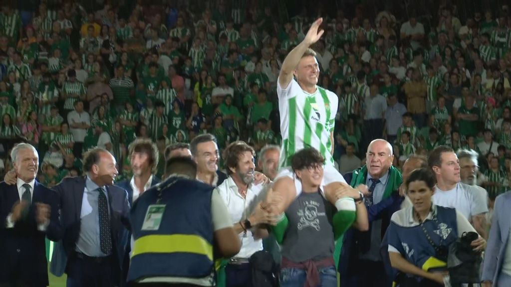 (MEDIASET) Homenaje a Joaquín: Joaquín, llevado a hombros por toreros en el Villamarín