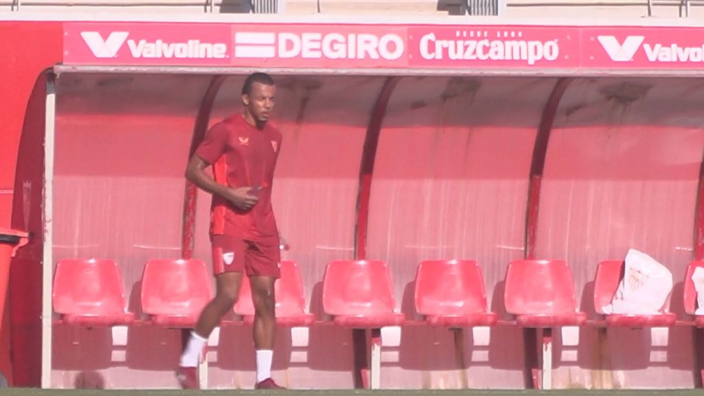 (mediaset) Koundé se entrena en la Ciudad Deportiva del Sevilla con su futuro pendiente