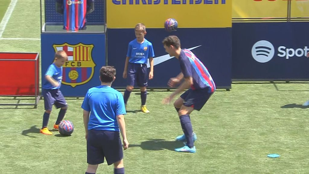 (mediaset) La anécdota de la presentación: Christensen se mete en un rondo con niños y le hacen diez toques seguidos hasta que dice “basta”