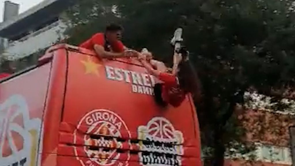 (Mediaset) La fotógrafa del Girona choca con una rama en plena celebración y casi cae del autobús: la rescatan in extremis varios jugadores