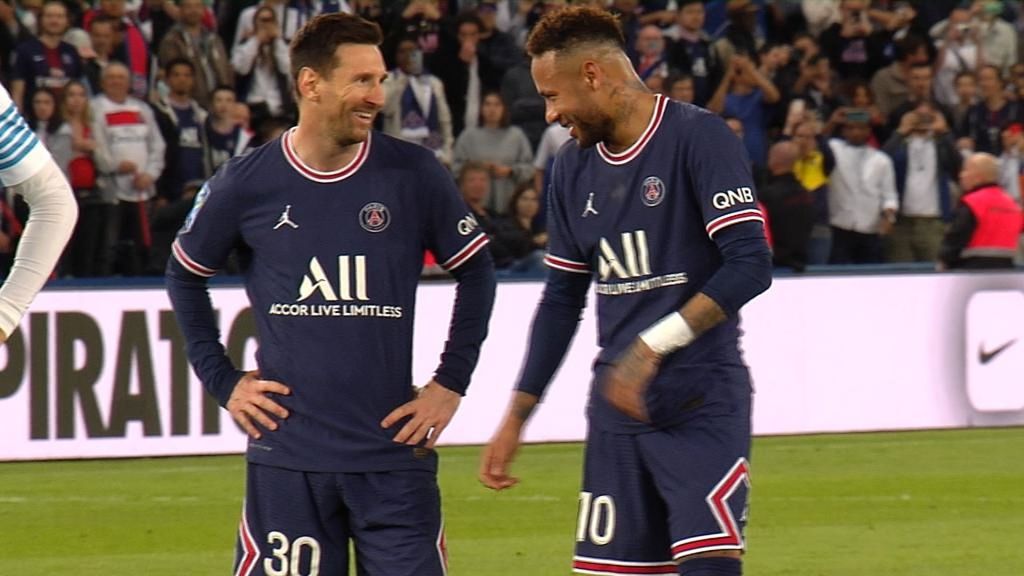 (Mediaset) Messi y Neymar, pillados charlando y de risas cuando Mbappé está a punto de lanzar el penalti del PSG