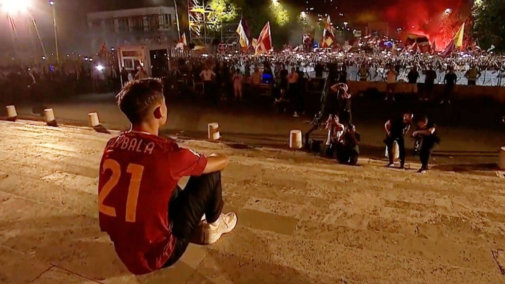 (mediaset) Pelos de punta: Dybala, sentado en las escaleras del Pallazo Della Civiltà para escuchar a 10.000 ‘tiffosi’ cantar el himno a pleno pulmón